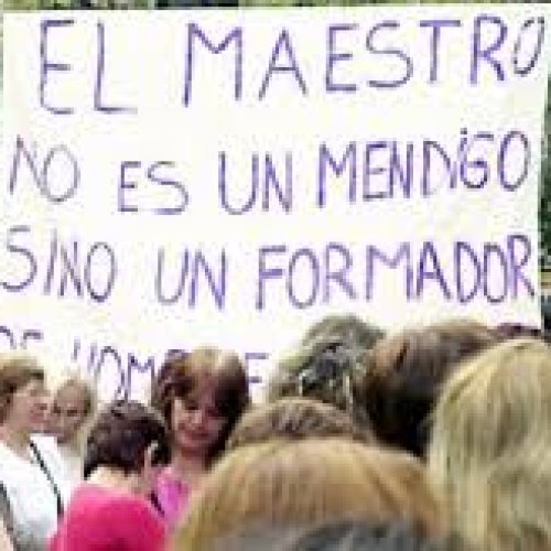 Docentes marchan exigiendo un aumento salarial