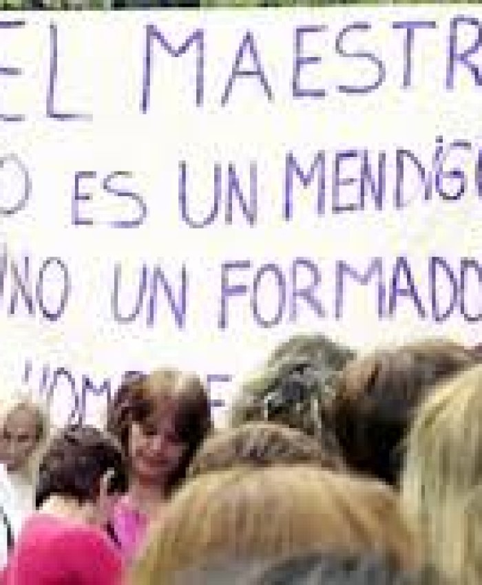 Docentes marchan exigiendo un aumento salarial