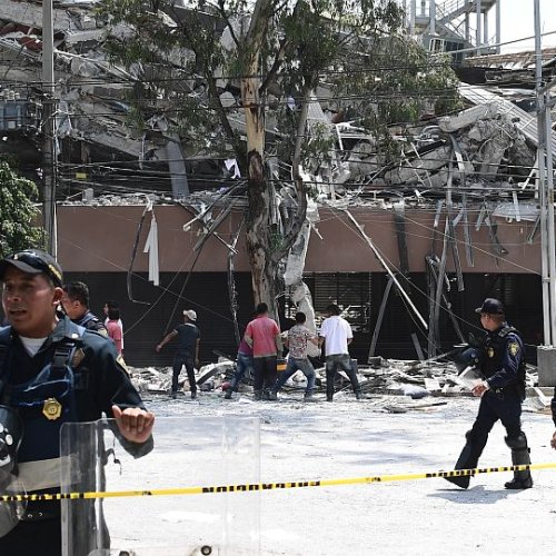Police officers cordon the area off after a building collapsed during a quake in Mexico City on September 19, 2017.
A powerful earthquake shook Mexico City on Tuesday, causing panic among the megalopolis' 20 million inhabitants on the 32nd anniversary of a devastating 1985 quake. The US Geological Survey put the quake's magnitude at 7.1 while Mexico's Seismological Institute said it measured 6.8 on its scale. The institute said the quake's epicenter was seven kilometers west of Chiautla de Tapia, in the neighboring state of Puebla.
 / AFP PHOTO / Ronaldo SCHEMIDT