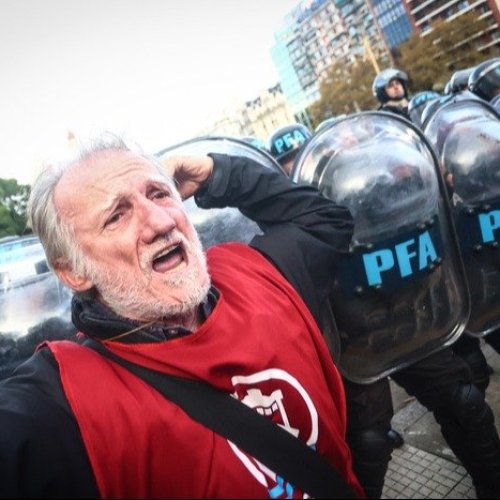 Jubilados, el colectivo «Ni Una Menos» y trabajadores del Hospital Garrahan marchan al Congreso frente al ajuste de Milei