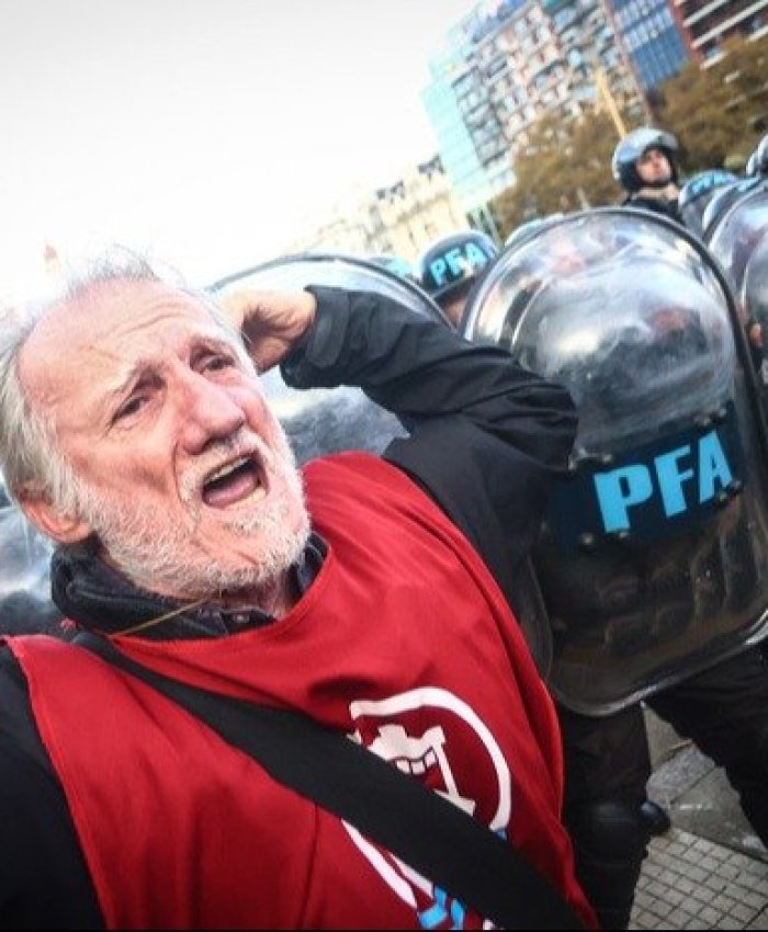 Jubilados, el colectivo «Ni Una Menos» y trabajadores del Hospital Garrahan marchan al Congreso frente al ajuste de Milei