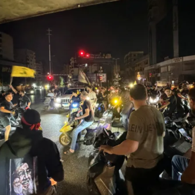 Libaneses se movilizan en Beirut contra el acuerdo que no obliga a tropas israelíes a retirarse de los territorios ocupados tras meses de ataques mortales
