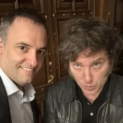 «QUE CAIGA ADORNI Y SE SALVE EL MODELO» por Hugo Muleiro.