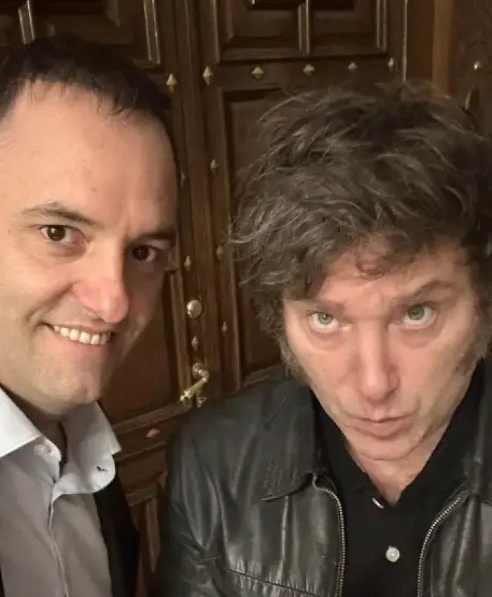 «QUE CAIGA ADORNI Y SE SALVE EL MODELO» por Hugo Muleiro.