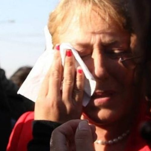 Bachelet fue agredida a huavezos