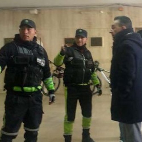 Al esposo de Milagro Sala, Raúl Noro (de campera clara) le impidieron visitarla, hasta que el juez cambió su decisión.
