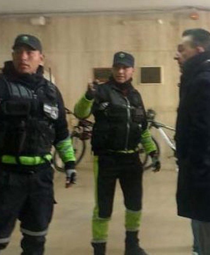 Al esposo de Milagro Sala, Raúl Noro (de campera clara) le impidieron visitarla, hasta que el juez cambió su decisión.