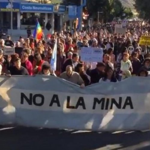 Brutal represión durante la marcha contra la cumbre minera en Chubut