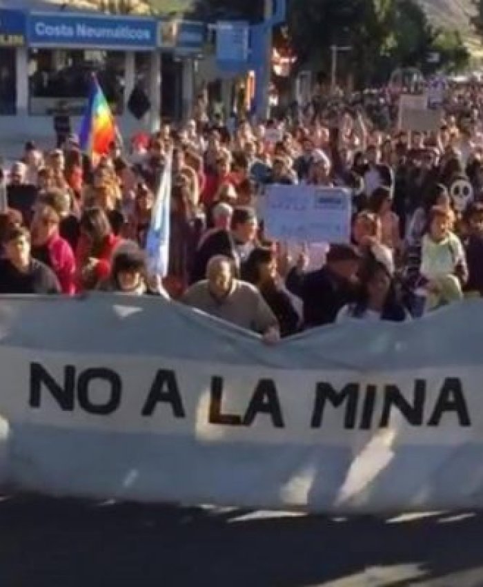 Brutal represión durante la marcha contra la cumbre minera en Chubut