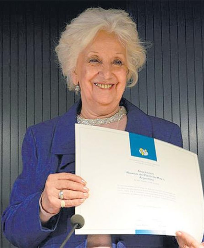 Un premio al coraje y la memoria: la presidenta de Abuelas fue distinguida en Barcelona por la lucha de la asociación