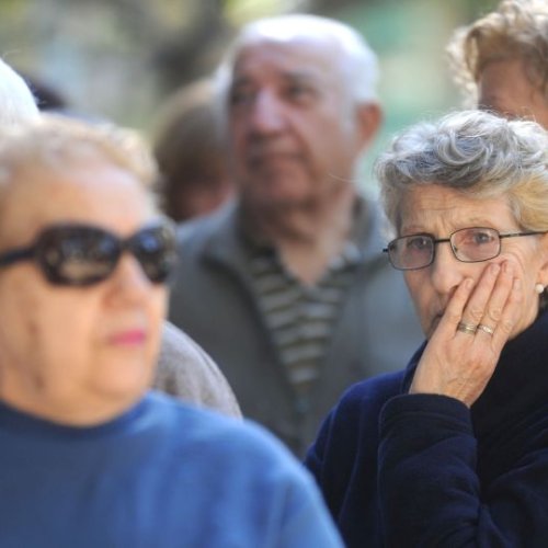 zzzznacg2NOTICIAS ARGENTINAS LA PLATA, ABRIL 9: Personal del ANSES atiende a jubilados para gestionar el certificado de damnificado por las inundaciones que sirve para tramitar los créditos del Banco Provincia, anunciados por la presidenta Cristina Fernández de Kirchner por cadena nacional.Foto NA: AGLAPLATA zzzz