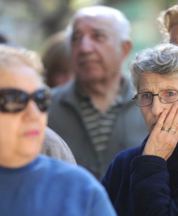 zzzznacg2NOTICIAS ARGENTINAS LA PLATA, ABRIL 9: Personal del ANSES atiende a jubilados para gestionar el certificado de damnificado por las inundaciones que sirve para tramitar los créditos del Banco Provincia, anunciados por la presidenta Cristina Fernández de Kirchner por cadena nacional.Foto NA: AGLAPLATA zzzz
