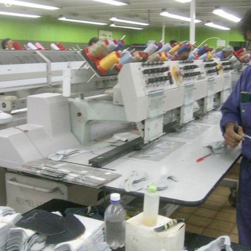 zzzznacp2NOTICIAS ARGENTINAS TUCUMAN, OCTUBRE 4: Un empleado de Alpargatas trabaja en la planta de la ciudad de Aguilares, en esta provincia. La empresa textil Alpargatas resolvió paralizar su planta de producción ubicada en la localidad tucumana de Aguilares y licenció a sus más de 1.300 empleados por diez días.Foto NA: gentileza LA GACETA DE TUCUMANzzzz