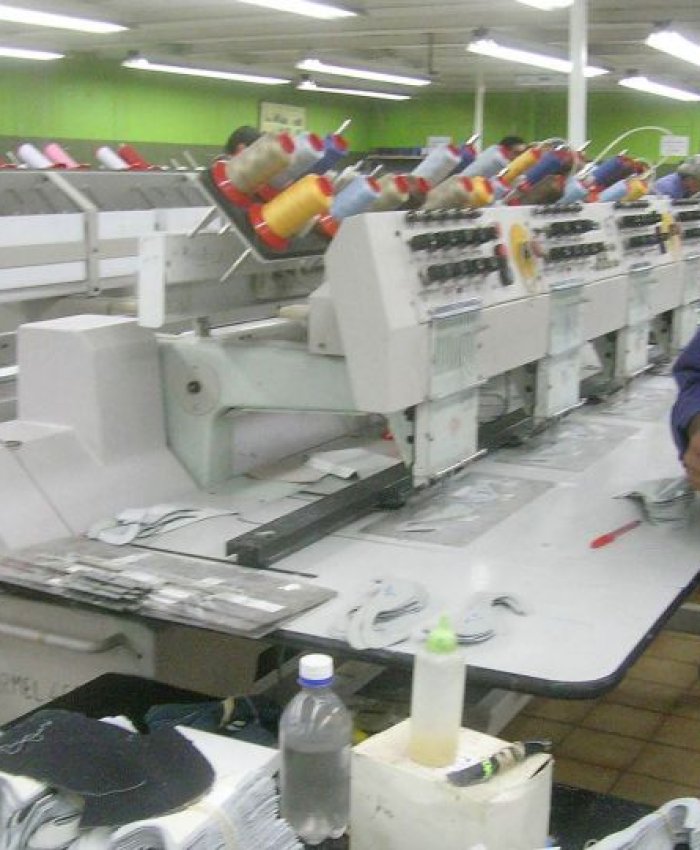 zzzznacp2NOTICIAS ARGENTINAS TUCUMAN, OCTUBRE 4: Un empleado de Alpargatas trabaja en la planta de la ciudad de Aguilares, en esta provincia. La empresa textil Alpargatas resolvió paralizar su planta de producción ubicada en la localidad tucumana de Aguilares y licenció a sus más de 1.300 empleados por diez días.Foto NA: gentileza LA GACETA DE TUCUMANzzzz