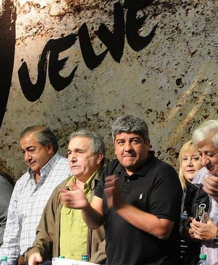 Hugo y Pablo Moyano confirmaron el alejamiento de Camioneros del Consejo Directivo de la central obrera y el triunvirato respondió convocando a una huelga de 24 horas contra el modelo económico.