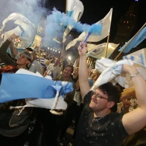 URUGUAY: el gobierno se impuso en el referéndum sobre la LUC por solo 23 mil votos