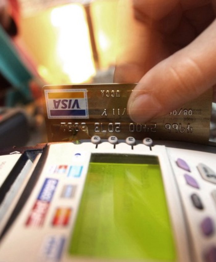 21 Julio 2009.
Produccion sobre la Compra de Tarjetas de Credito Bancarias, fotografias realizadas en tienda Zapatera Ubicada en Alonso de Cordova 3834
fotos, Patricio Fuentes Y. / La Tercera.