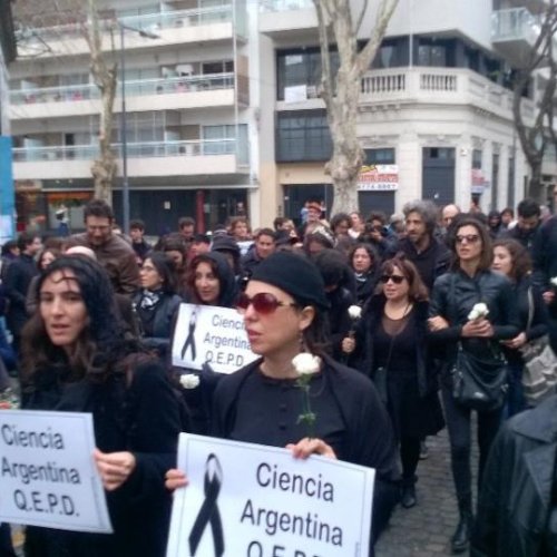 Científicos toman el ministerio de Ciencia en reclamo por 500 becarios que fueron echados