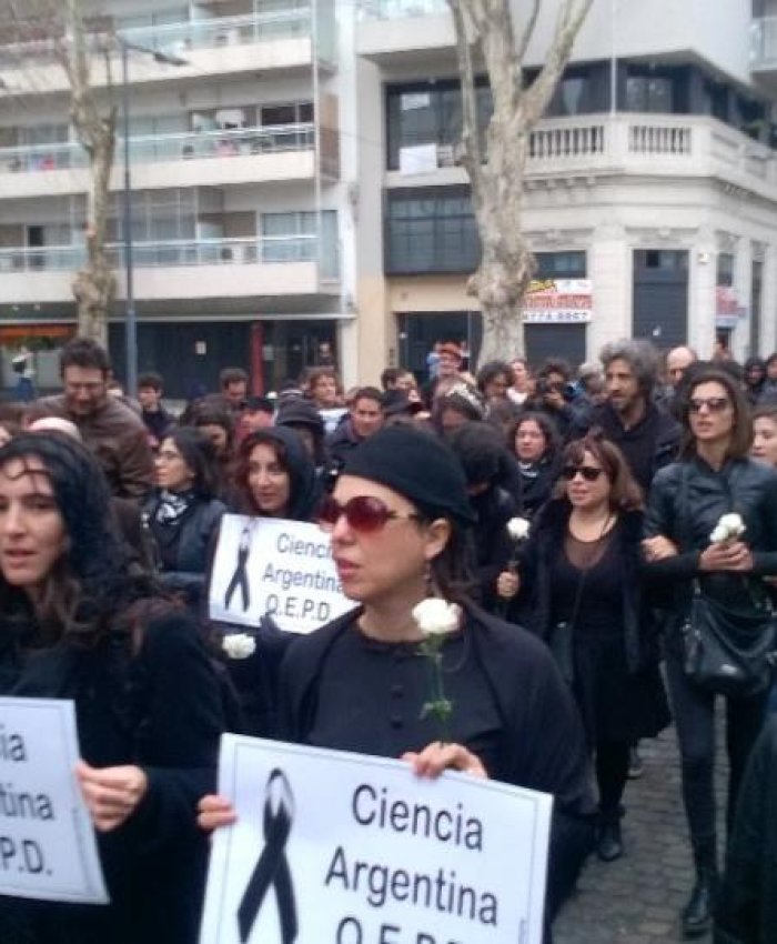 Científicos toman el ministerio de Ciencia en reclamo por 500 becarios que fueron echados