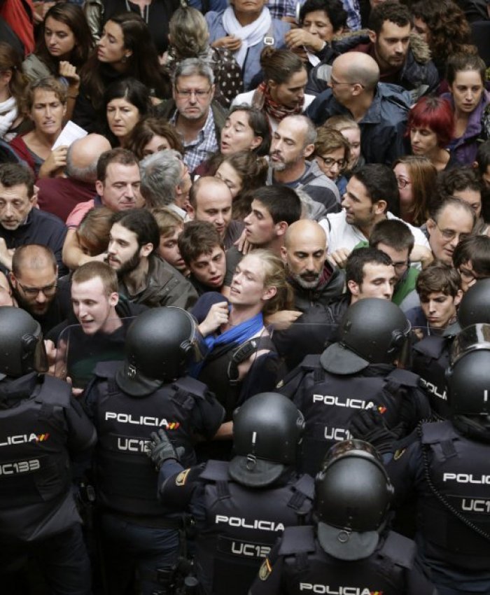 Referéndum en Cataluña: comenzó la votación en un clima de suma tensión