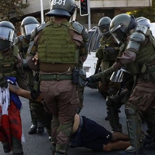 Más de 30 carros policiales, entre lanza aguas, lanzagases, y camionetas institucionales reprimieron a los manifestantes en la Plaza Dignidad. | Foto: El Mercurio