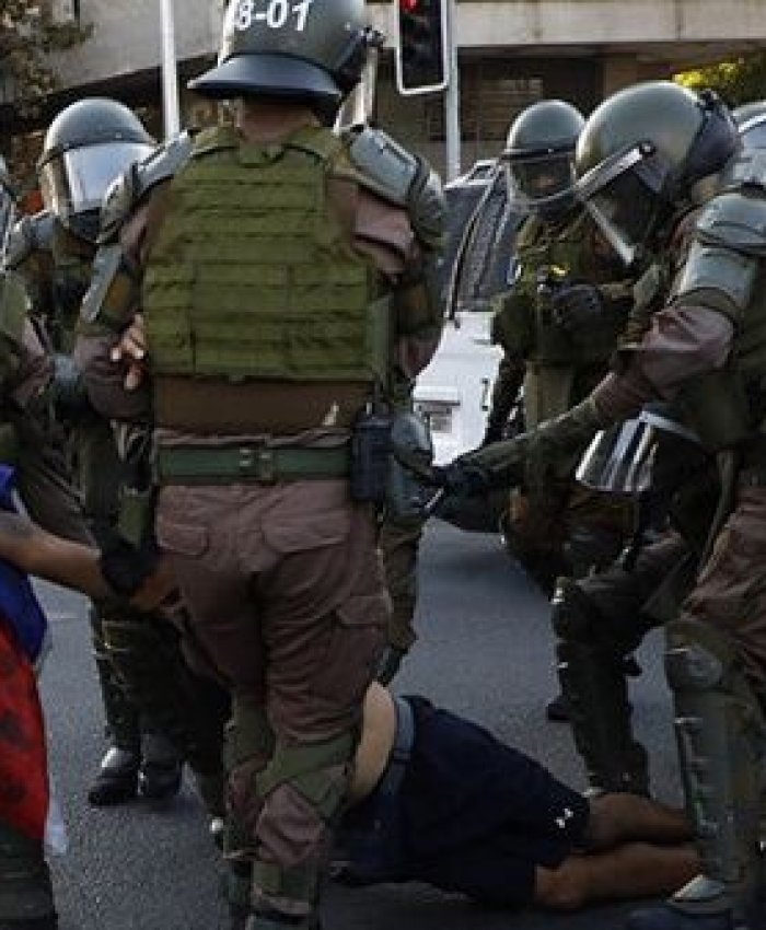 Más de 30 carros policiales, entre lanza aguas, lanzagases, y camionetas institucionales reprimieron a los manifestantes en la Plaza Dignidad. | Foto: El Mercurio