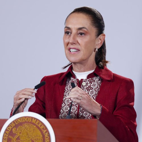 La presidenta de México, Claudia Sheinbaum, habla durante una rueda de prensa este martes en el Palacio Nacional en Ciudad de México (México). EFE/Isaac Esquivel