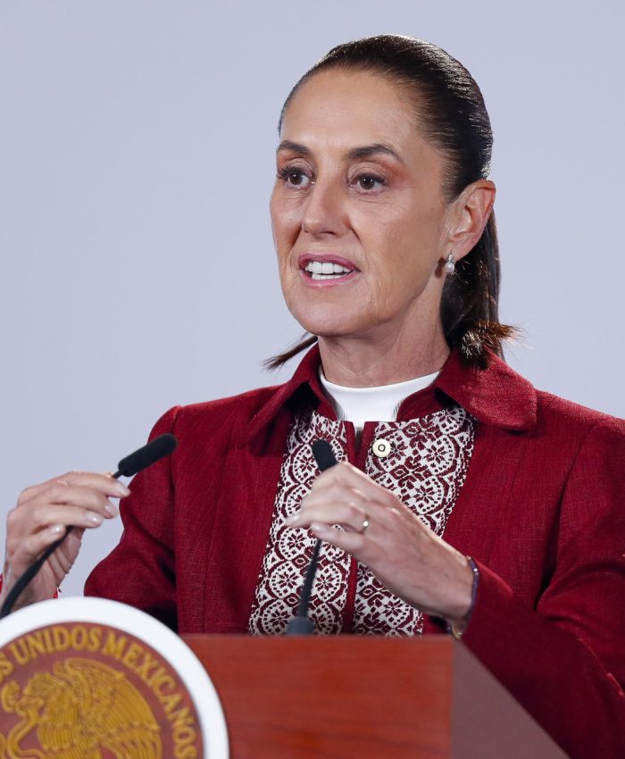 La presidenta de México, Claudia Sheinbaum, habla durante una rueda de prensa este martes en el Palacio Nacional en Ciudad de México (México). EFE/Isaac Esquivel