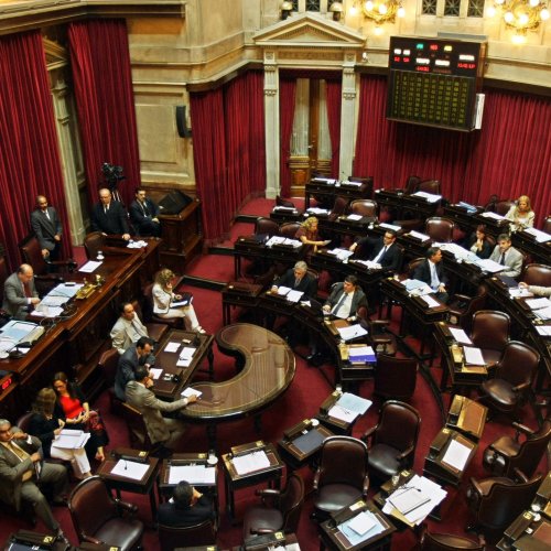 BAS16 - BUENOS AIRES (ARGENTINA), 26/03/09.- Aspecto de hoy, 26 de marzo de 2009, de la sesión del Senado en Buenos Aires (Argentina), que convalidó el adelantamiento de las elecciones legislativas al 28 de junio próximo, cuatro meses antes de lo previsto, como pretendía el Gobierno. Tras nueve horas de debate, el proyecto oficialista logró 42 votos a favor, cinco más de los que necesitaba para convertirse en ley, y 26 en contra. EFE/Cézaro De Luca ARGENTINA-ELECCIONES