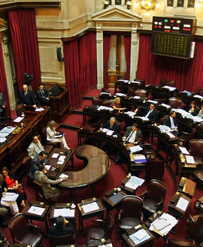 BAS16 - BUENOS AIRES (ARGENTINA), 26/03/09.- Aspecto de hoy, 26 de marzo de 2009, de la sesión del Senado en Buenos Aires (Argentina), que convalidó el adelantamiento de las elecciones legislativas al 28 de junio próximo, cuatro meses antes de lo previsto, como pretendía el Gobierno. Tras nueve horas de debate, el proyecto oficialista logró 42 votos a favor, cinco más de los que necesitaba para convertirse en ley, y 26 en contra. EFE/Cézaro De Luca ARGENTINA-ELECCIONES