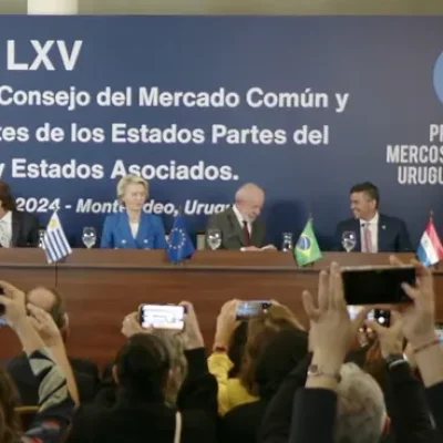 Los presidentes Luis Lacalle Pou, Javier Milei, Santago Peña y Lula da Silva junto a la presidenta de la CE, Ursula von der Leyen.