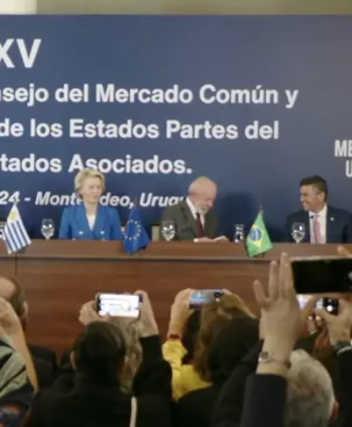 Los presidentes Luis Lacalle Pou, Javier Milei, Santago Peña y Lula da Silva junto a la presidenta de la CE, Ursula von der Leyen.
