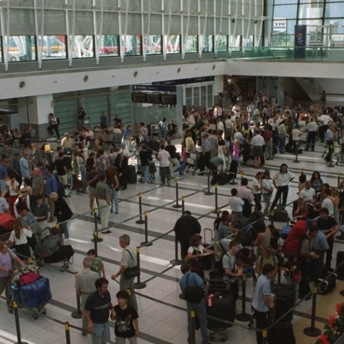 Por la situación social, aumentaron las consultas para emigrar del país