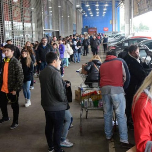 No es Venezuela es Argentina: marea humana desesperada por los descuentos