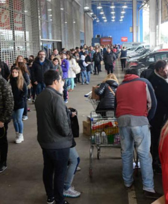 No es Venezuela es Argentina: marea humana desesperada por los descuentos
