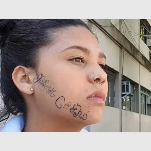 HABLAME DE PATRIARCADO: exnovio la ató de manos y le tatuó su nombre para marcarla como de su «propiedad»