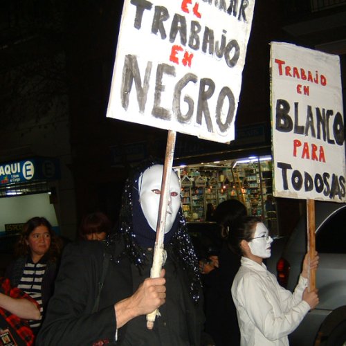 Crisis: el empleo en blanco va por 13 meses de caída y el salario se desplomó fuerte en el último año