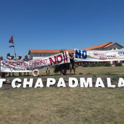 Vecinos de Chapadmalal se manifestaron en la puerta donde se hospeda Macri por su cumpleaños