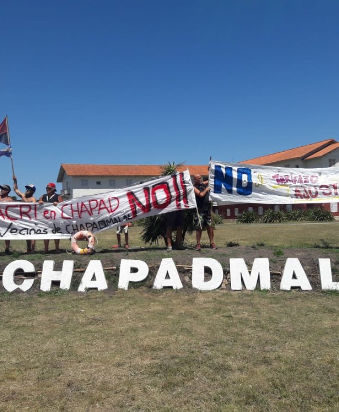 Vecinos de Chapadmalal se manifestaron en la puerta donde se hospeda Macri por su cumpleaños
