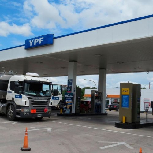 YPF y Shell aumentaron 5% el precio de sus naftas en todo el país: aunque estiman que el precio de la nafta súper todavía sigue atrasado cerca de un 26%